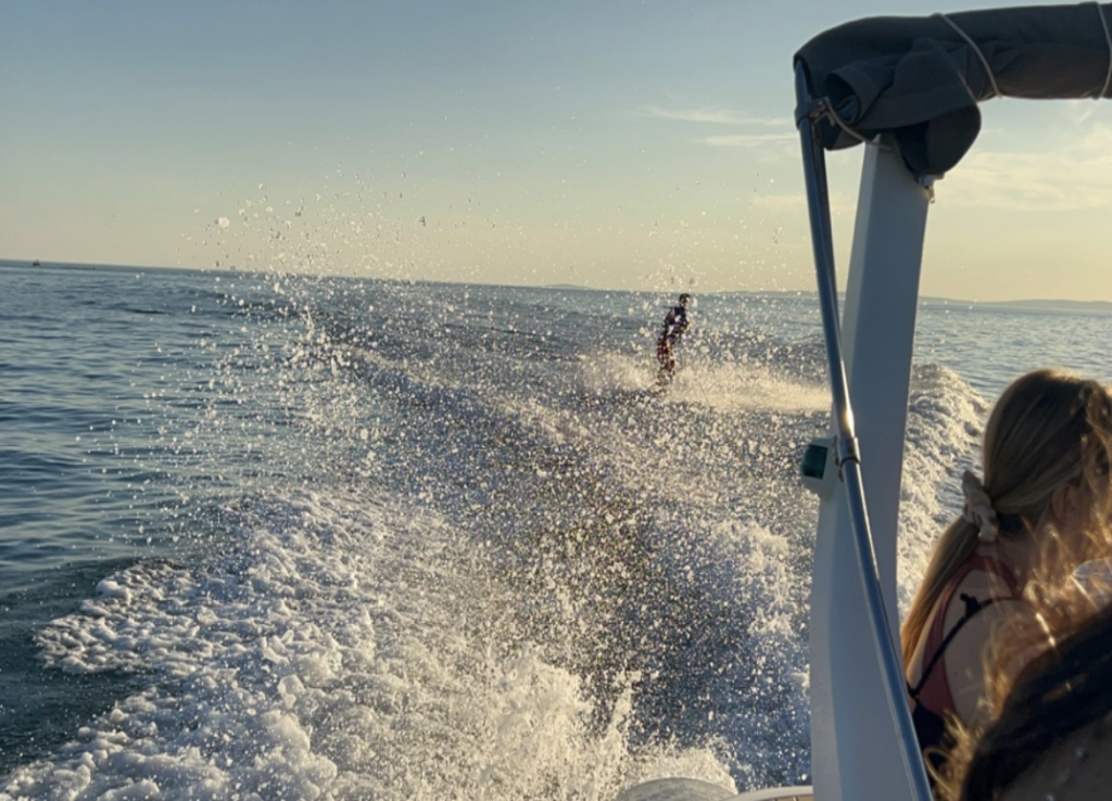 Location de bateaux a Port camargue - Wake